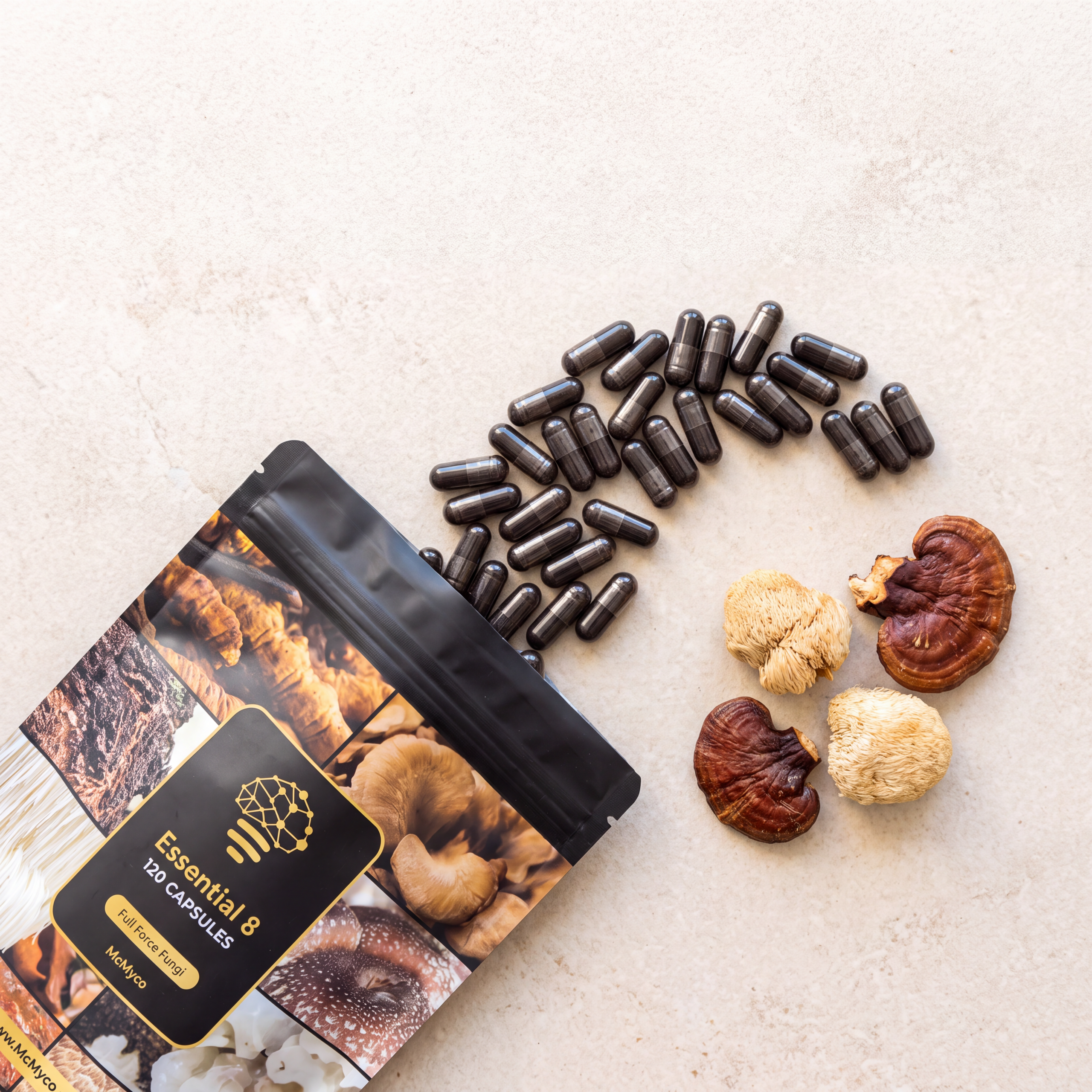 Capsules de complexe de champignons Essential 8 sur un comptoir de cuisine